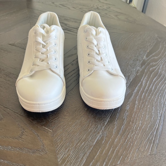 Trendy tennis shoes - Picture 9 of 13